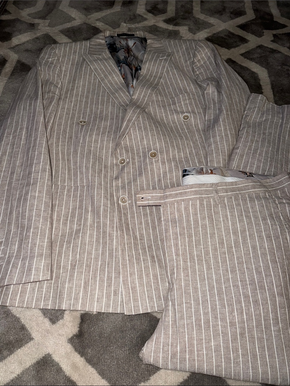 Men’s 46R 38X32 pinstriped linen suit